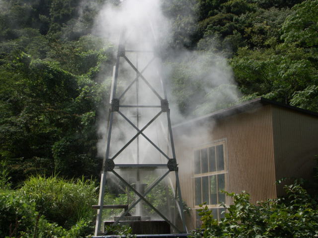 第一源泉 毎分150L 100度 自然に噴き上げる自噴泉です